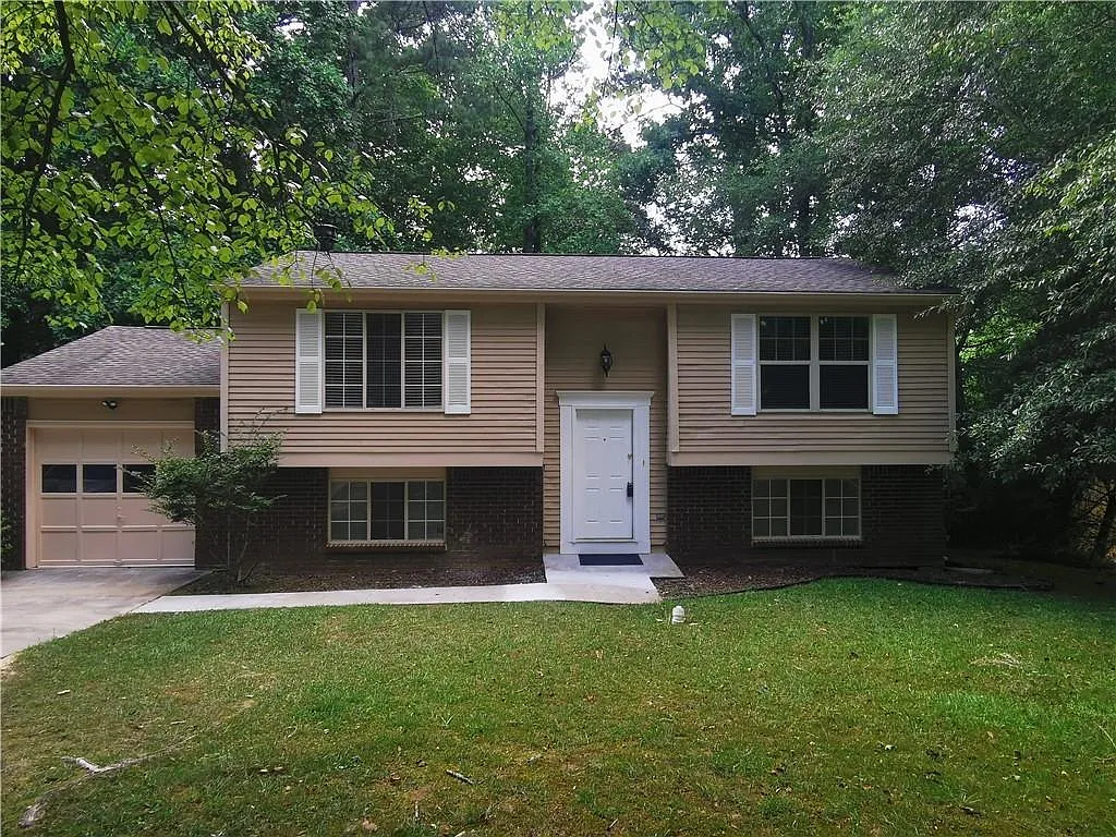 4 bed, 2.0 bath, 904 sqft, $2,495 — Photo 1