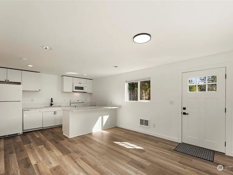 3619 E Portland Ave #B — Photo 2