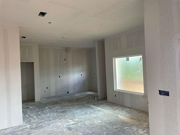 3rd image of 814 Premier Rd