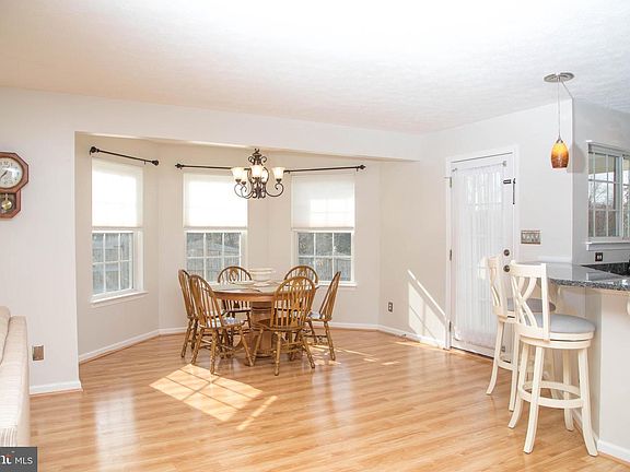 4th image of 220 Bentley Ave