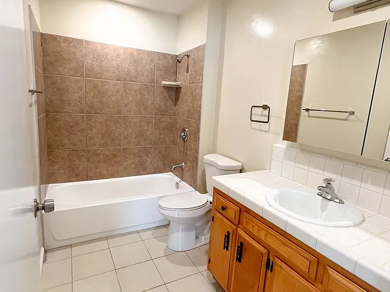 226 G St — Photo 7