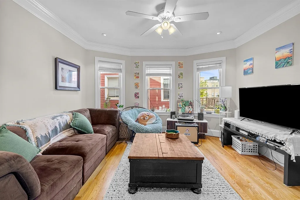 3 bed, 1100 sqft, $3,200 — Photo 2