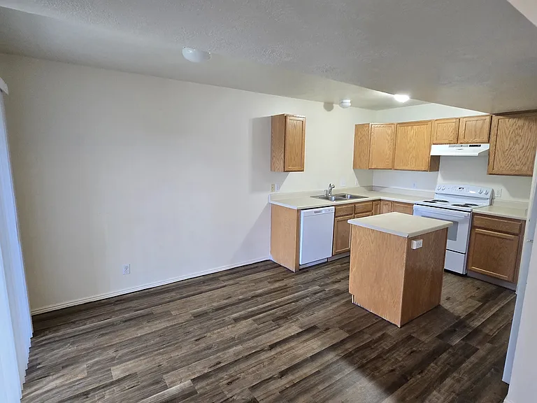 593 S 430 W — Photo 3