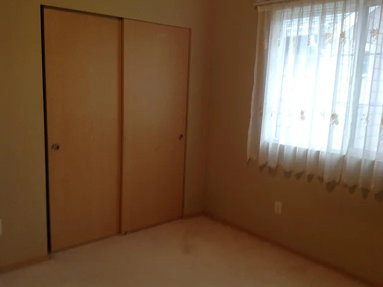 2nd quest room with sliding closet