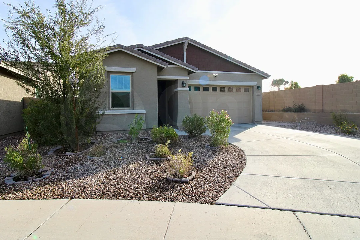 4 bed, 3.0 bath, 1778 sqft, $2,399 — Photo 2