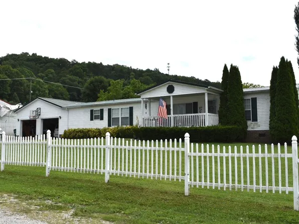 404 Harbour Ln, Hurricane, WV 25526