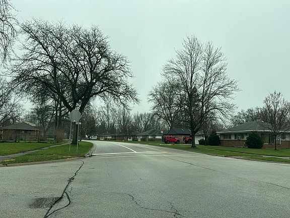 4th image of 410 Indianwood Blvd