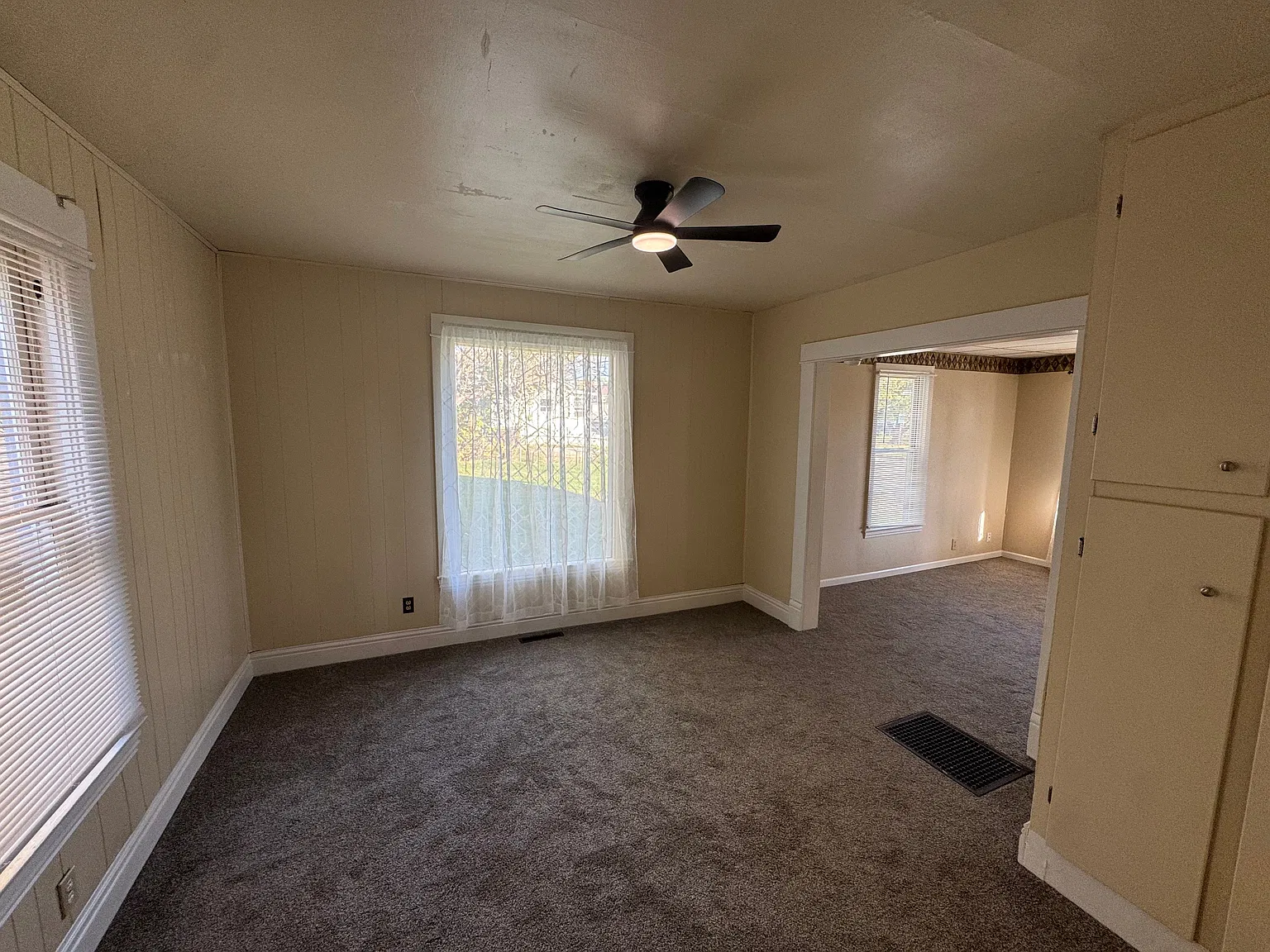 221 E Beecher St — Photo 2