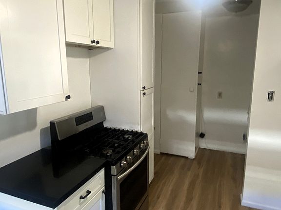 4th image of 858 W 23rd St