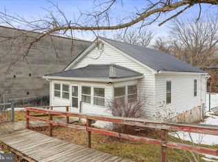 25 Harrison Ave, Berkeley Springs, WV 25411