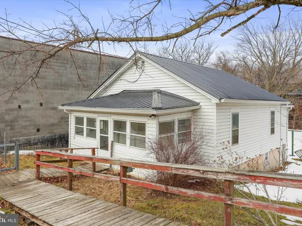 25 Harrison Ave, Berkeley Springs, WV 25411