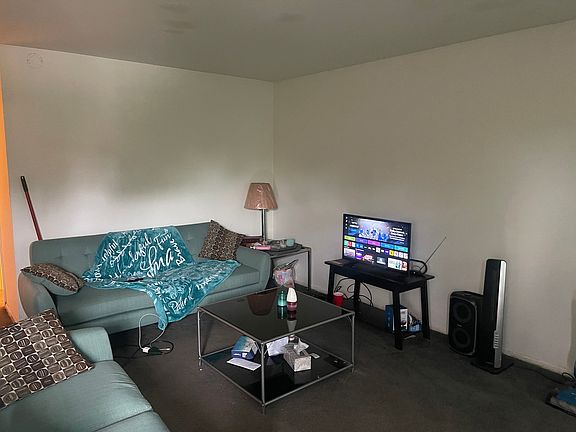 5th image of 615 W 95th St