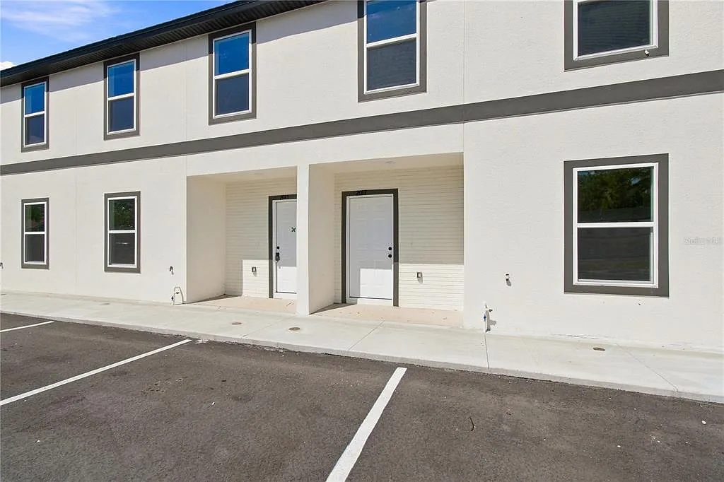 4 bed, 2.5 bath, 1366 sqft, $1,900 — Photo 2