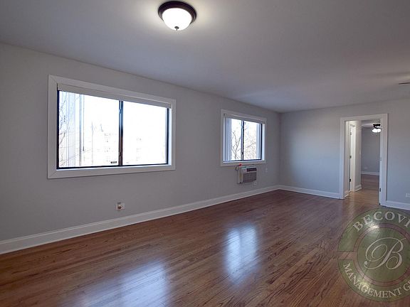 5th image of 7500 N Winchester Ave #305