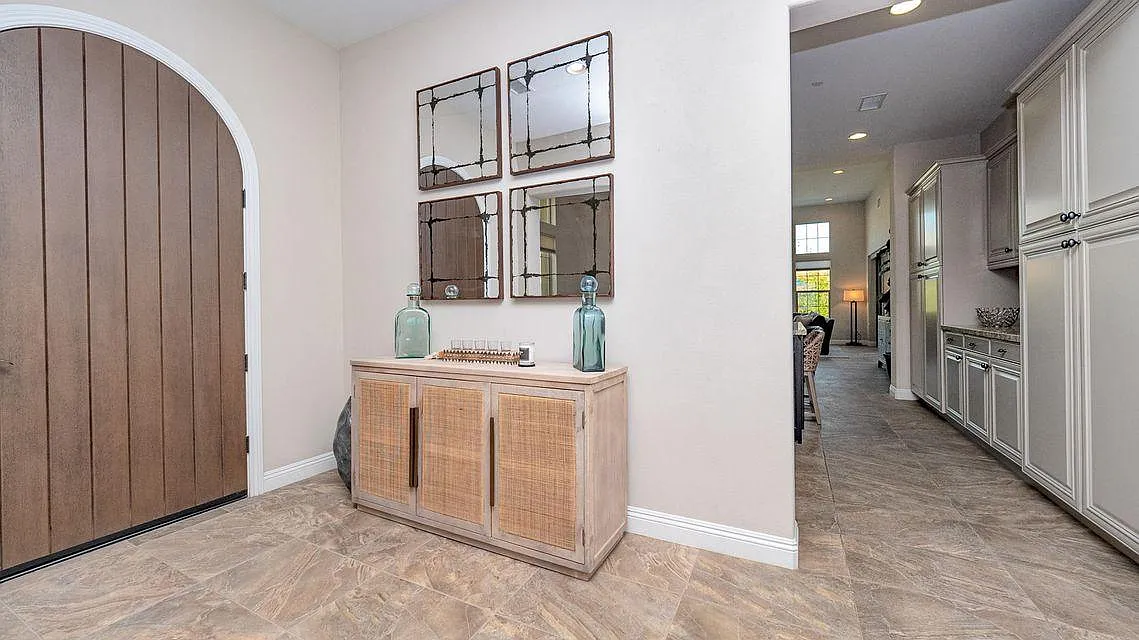 2 bed, 2.5 bath, 2034 sqft, $8,700 — Photo 3