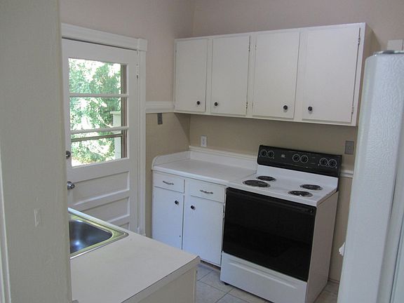 5th image of 820 W 29th St