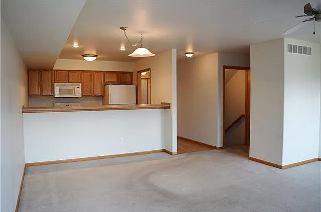 186 Broadmoor Ln — Photo 2