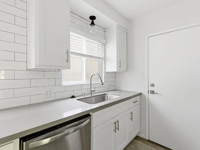 1676 Manning Ave — Photo 15