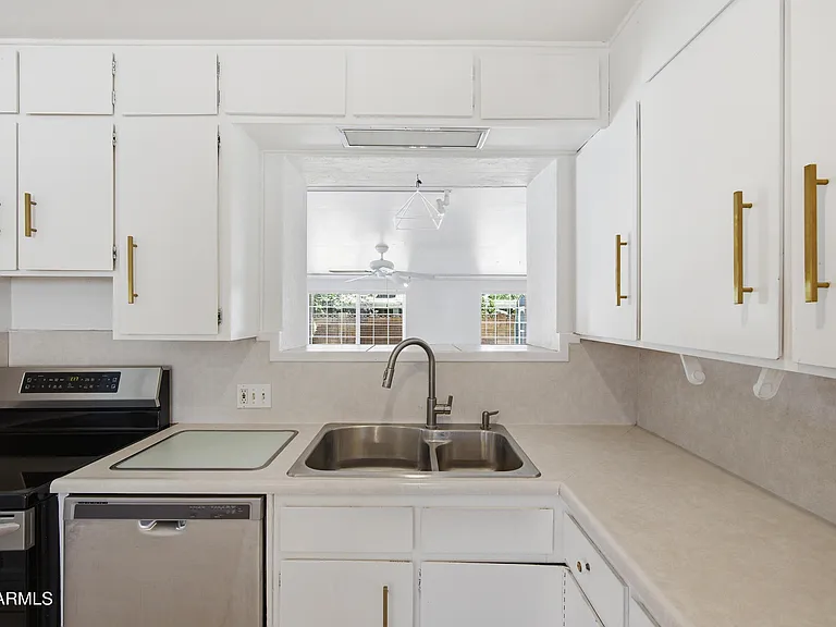 1031 E Vermont Ave — Photo 11