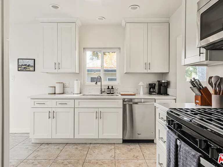 329 S Reeves Dr — Photo 13