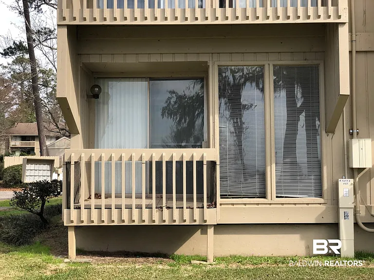 1009 Seacliff Dr N — Photo 3
