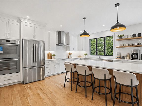 3rd image of 18 Avon Cir