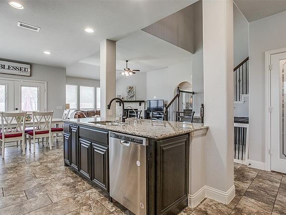 5th image of 904 Travers Dr