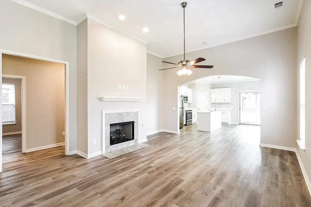 3 bed, 2.0 bath, 1596 sqft, $2,325 — Photo 3