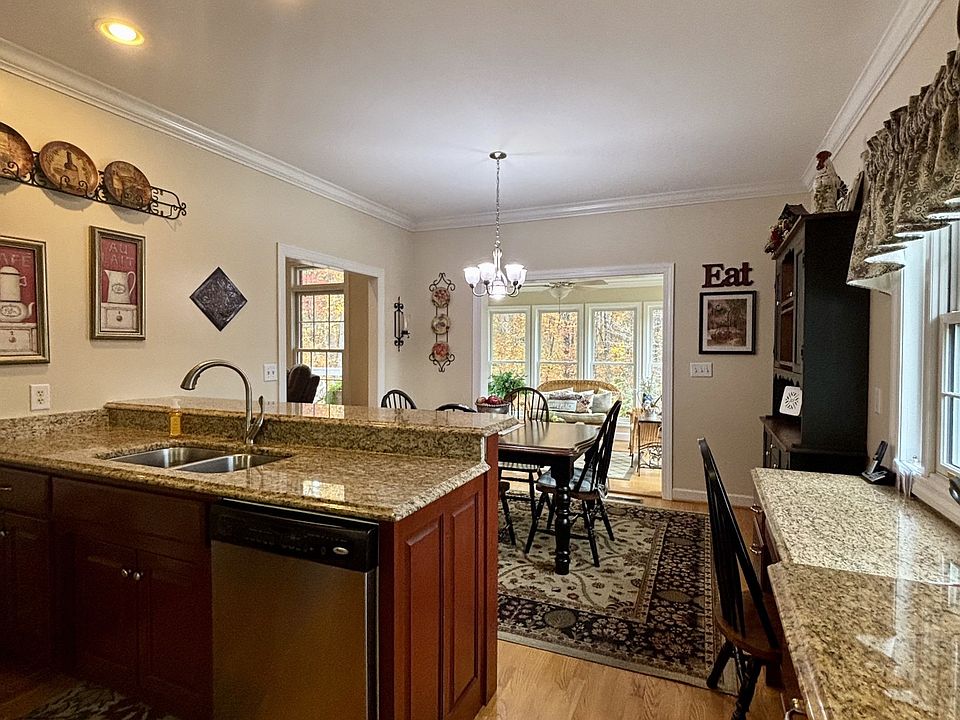 16th image of 498 Dearman St