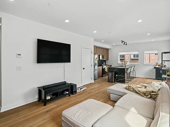 4th image of 164 Richmond St #1F