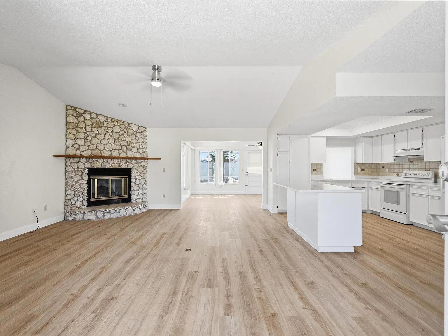 3 bed, 1974 sqft, $2,500 — Photo 2
