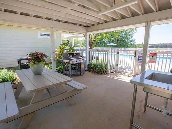 Grill / Picnic area at the pool