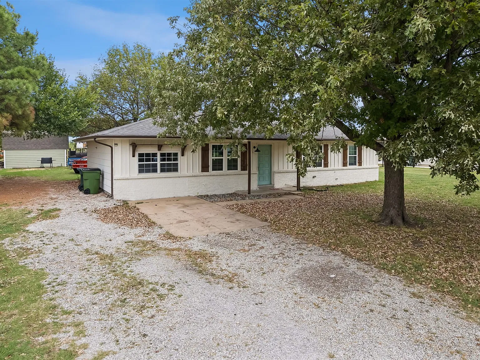 3 bed, 1.0 bath, 1351 sqft, $1,800 — Photo 3