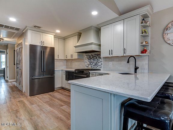 3rd image of 61 Yardarm Court