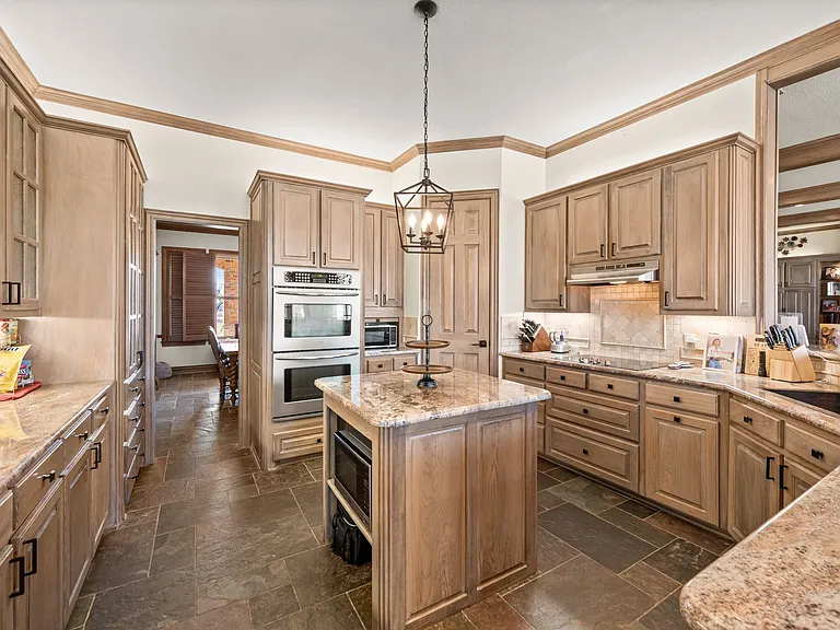 208 Highpoint Cir — Photo 20