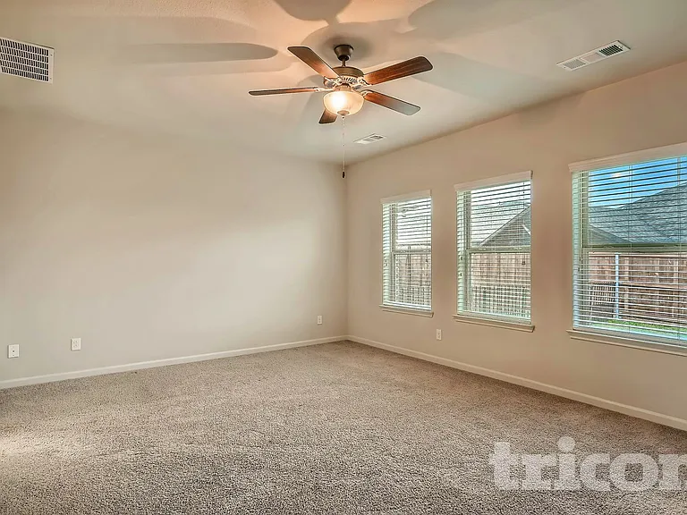 1592 Sugarberry Dr — Photo 3