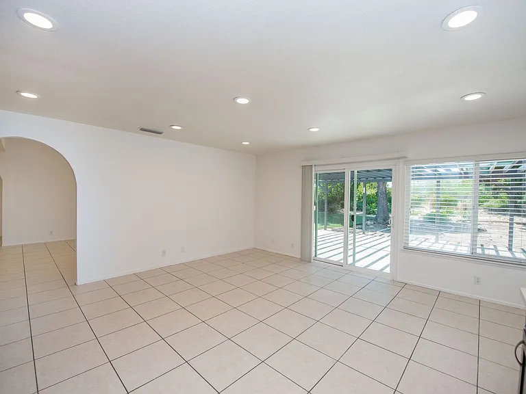 4395 Avenida De Las Flores — Photo 14