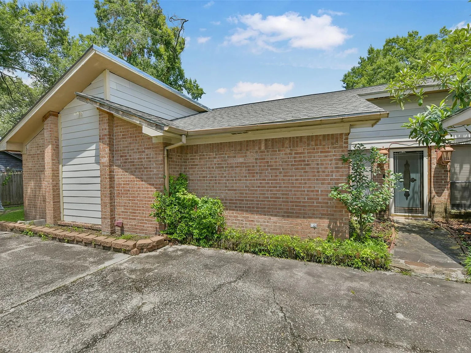 3 bed, 2.0 bath, 2043 sqft, $1,950 — Photo 3