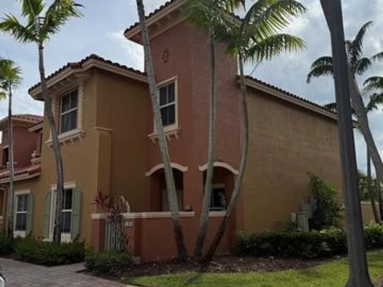 1064 SW 144th Ave #807 — Photo 3