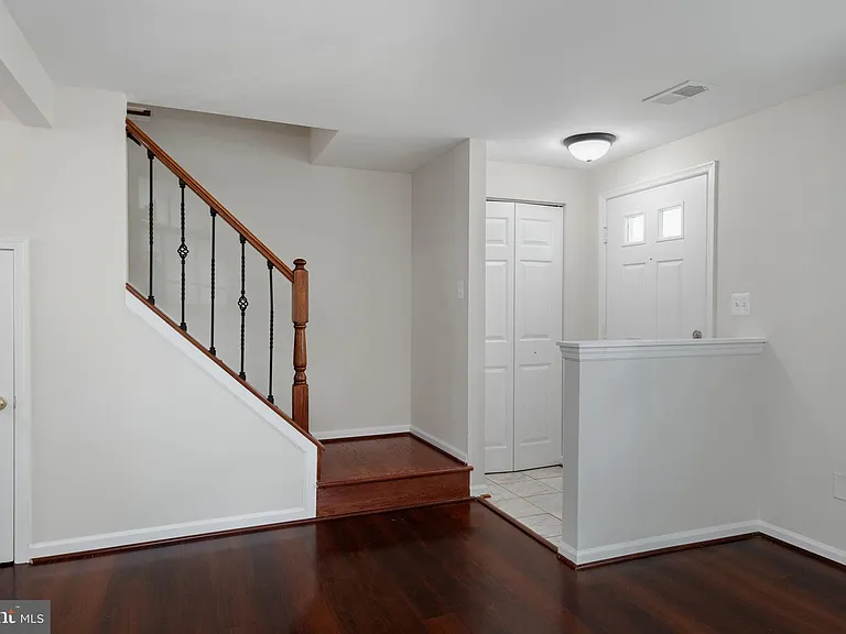 6324 Lightburn Ct — Photo 3