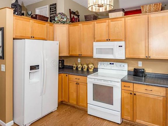 5th image of 828 Elmwood Pl
