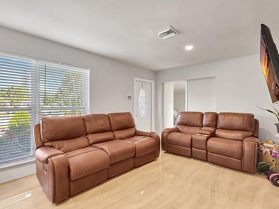 4th image of 161 NW 14th Court