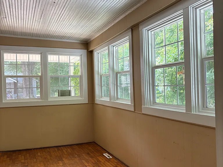 305 Kingston Ave NE — Photo 4