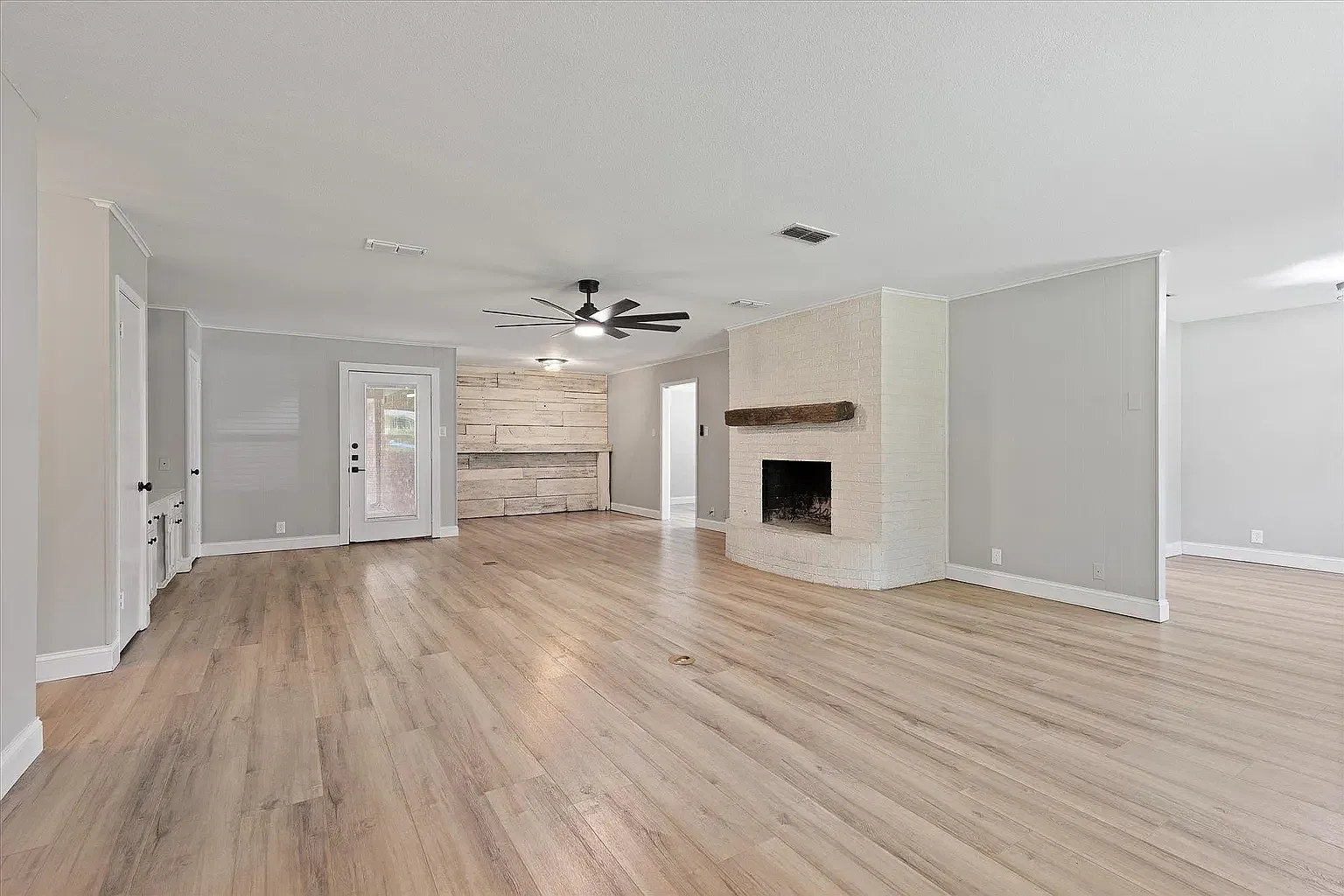 4 bed, 2328 sqft, $2,200 — Photo 2