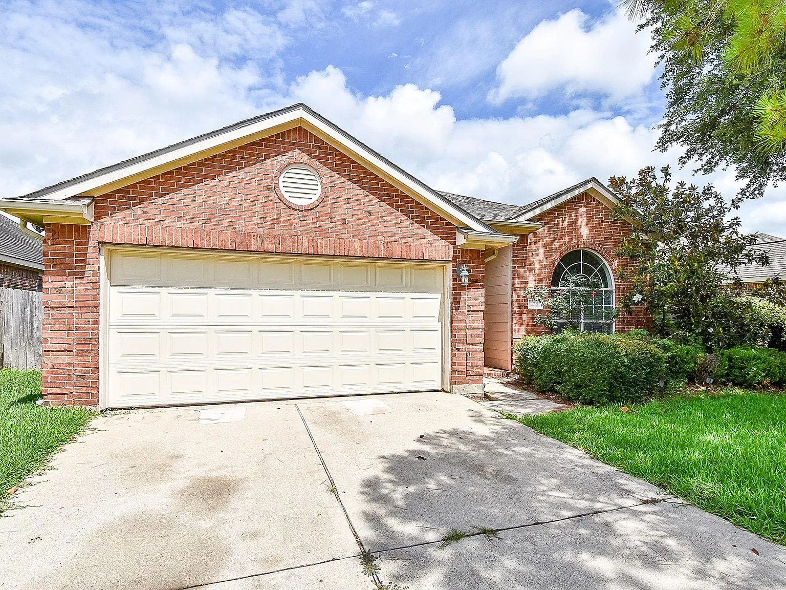 3 bed, 2.0 bath, 1934 sqft, $1,990 — Photo 1