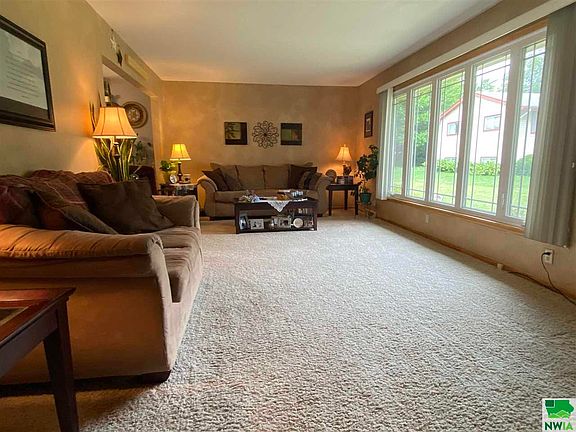 5th image of 829 4th St SE