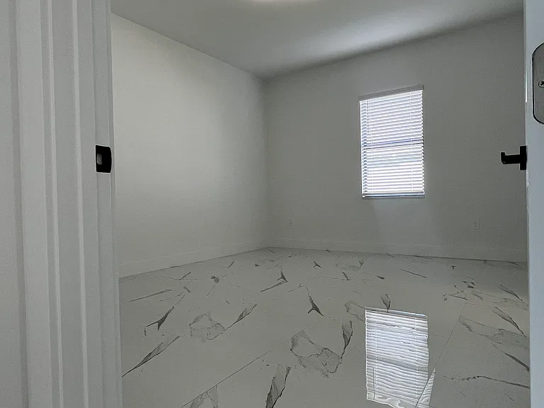 143 Harold Ave S #141 — Photo 6