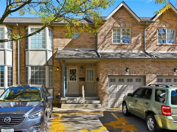 705 Cumberland Ave #11, Burlington, ON L7N 3W4