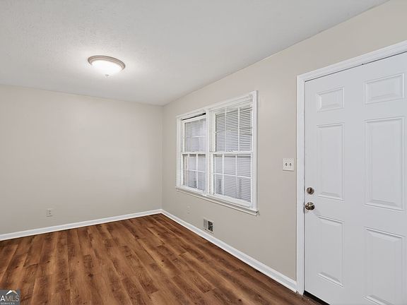 4th image of 1071 Luther Dr SW