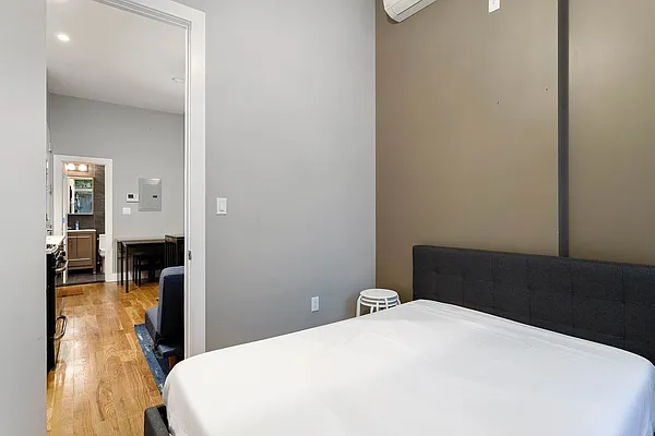 Rented by Safdie Realty Group | media 25